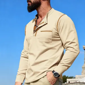 Vue détaillée d'un t-shirt Henley beige à manches longues pour hommes avec coutures