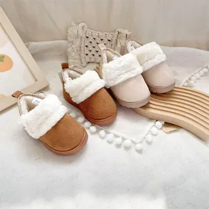 Warme Kinder Winter Schneestiefel mit dickem Kunstfellfutter in Karamell und Creme.