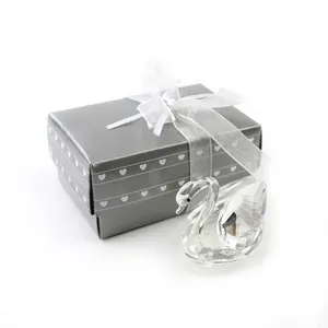Elegante figura de cisne de cristal con caja de regalo gris con corazones y cinta