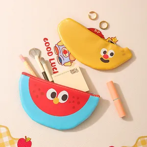 Lindas bolsas de almacenamiento de maquillaje con forma de sandía y plátano en fondo crema