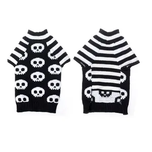 Jersey para mascotas de Halloween con calaveras y mangas a rayas blancas y negras