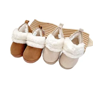 Warme Winter-Babystiefel mit dickem weißem Kunstfellbesatz und kuscheligem Innenfutter