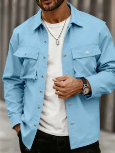 Photo professionnelle d'une veste de travail bleu clair multi-poches pour homme