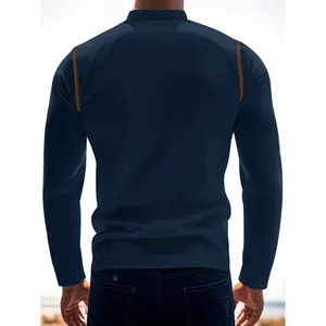 Détail d'un t-shirt Henley bleu marine avec coutures contrastées au dos du modèle
