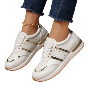 Eleganti sneakers platform bianche e oro da donna con un comodo design casual low-top
