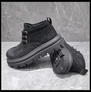 Vue latérale détaillée de bottes vintage en cuir noir avec semelles épaisses en caoutchouc