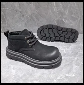Gros plan de bottines de travail en cuir noir mat montrant le profil et la semelle.