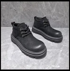Vue latérale détaillée de bottines de travail en cuir rétro noir de style Marten pour homme