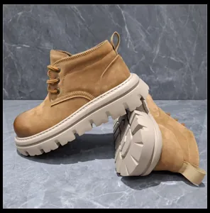 Vue détaillée des bottines Martin en daim camel montrant la semelle épaisse en gomme.