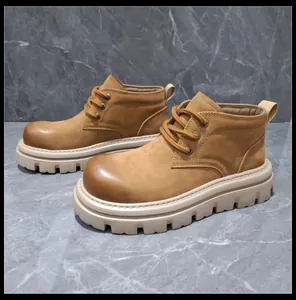 Gros plan de bottines Martin en cuir marron vintage avec semelle épaisse et design mi-haut