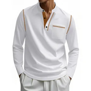 Détail d'un t-shirt Henley blanc pour homme avec coutures contrastées et poche