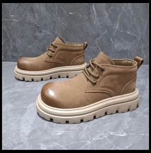 Vue détaillée de profil des bottines de travail en cuir marron vintage pour hommes