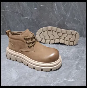 Vue latérale et détail de la semelle des bottes de travail en cuir marron rétro