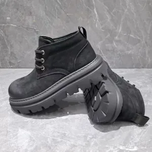 Bottes Martin en cuir noir pour hommes avec semelle épaisse crantée et coupe mi-haute