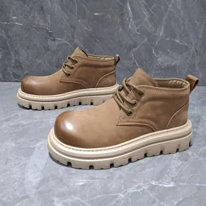 Bottines Martin vintage en cuir marron pour hommes avec semelles épaisses et lacets