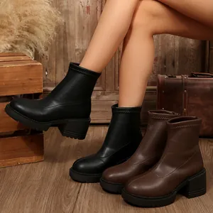 Vista detallada de botines Chelsea con tacón grueso para mujer en negro y marrón