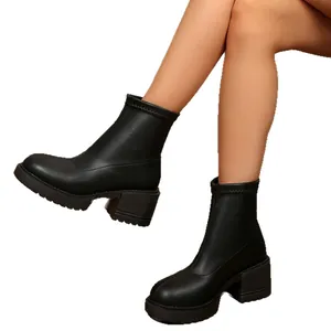 Elegantes botines Chelsea negros con tacón ancho y suela de plataforma para mujer.