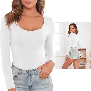 Vista dettagliata di un body bianco a maniche lunghe abbinato a pantaloncini di jeans chiari