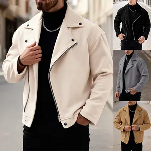Primo piano di una giacca di lana da uomo con cerniera diagonale e revers in vari colori.
