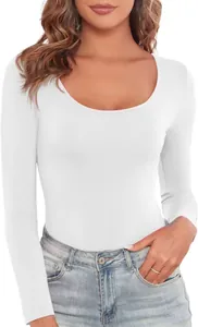 Primo piano di body bianco a maniche lunghe da donna, con scollo rotondo e vestibilità.