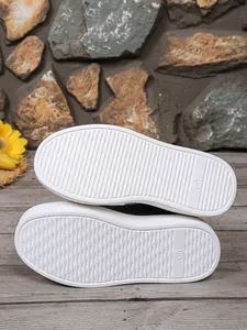 Gedetailleerd overzicht van witte antislip rubberen buitenzolen voor platform schoenen
