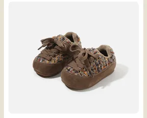Détail de chaussures d'hiver pour bébé avec doublure polaire et texture en maille