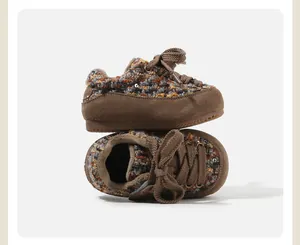 Détail de chaussures de marche pour bébé en tricot chaud avec bordure en daim marron