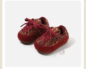 Vue détaillée de chaussures d'hiver bordeaux pour bambins avec doublure en tricot et polaire.