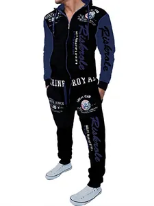 Detail van heren hoodie met rits, bedrukte mouwen en een bijpassende zwarte joggingbroek.