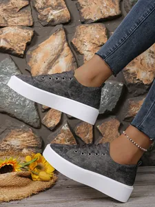 Dames platform sneakers van antracietgrijs denim met dikke witte zolen en vetersluiting