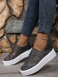 Casual damesplatform denim schoenen met vetersluiting en dikke witte zool, buiten