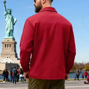 Vue arrière d'une veste de travail d'extérieur rouge épaisse doublée en polaire