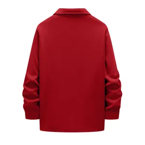 Vue arrière d'une veste d'hiver rouge épaisse pour hommes, style outdoor et décontracté.