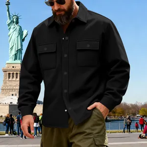 Vue détaillée d'une veste de travail noire épaisse pour homme avec doublure polaire style outdoor.