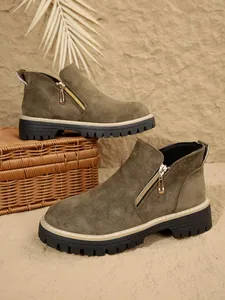 Vue détaillée de bottines en daim vert olive avec fermeture éclair et semelle crantée