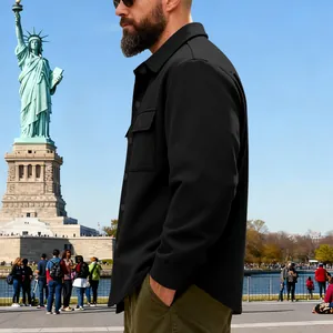 Veste de travail d'extérieur noire doublée en polaire pour homme, présentée sur modèle