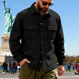 Détail d'une veste de travail d'extérieur lourde pour homme avec doublure polaire chaude d'hiver