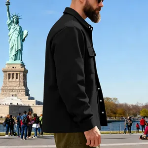 Vue latérale d'une veste de travail d'extérieur pour homme en polaire noire robuste et chaude