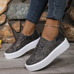 Casual dames sneakers van denim met platform, dikke witte zool en vetersluiting