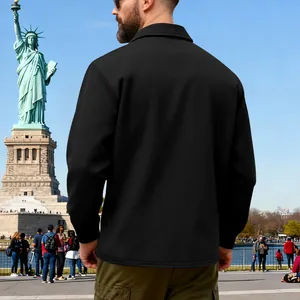 Vue arrière détaillée d'une veste d'extérieur noire épaisse doublée en polaire pour hommes