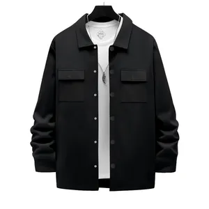 Vue de face d'une veste de travail noire lourde pour hommes avec doublure polaire