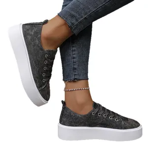 Stijlvolle dames denim platform sneakers met dikke witte zolen en vetersluiting