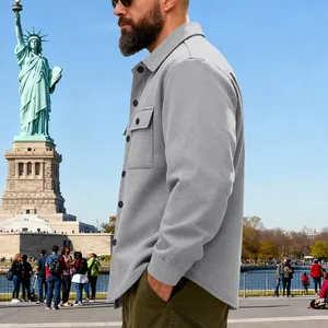 Détail d'une veste de travail d'extérieur pour homme en polaire lourde grise, style hiver