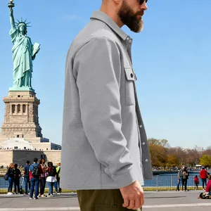 Détail de profil d'une veste de travail d'extérieur grise et chaude doublée en polaire