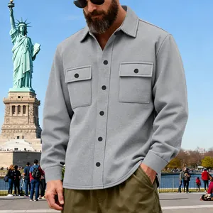 Détail d'une veste épaisse doublée de polaire grise pour homme, style vêtement de travail.