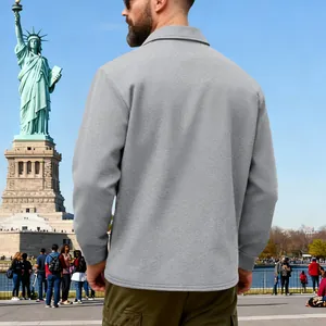 Vue arrière de la veste de travail en polaire grise épaisse pour homme en hiver