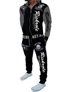 Detailweergave van een herenpak met capuchon en Riskrole-prints en witte logo's op zwart.
