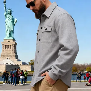 Veste de travail lourde grise pour homme avec poches poitrine dans un décor urbain