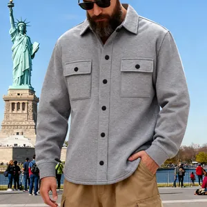 Détail de la veste de travail d'extérieur grise lourde doublée polaire pour homme avec poches.