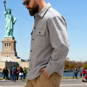 Gros plan latéral d'une veste de travail d'hiver grise doublée de polaire pour hommes